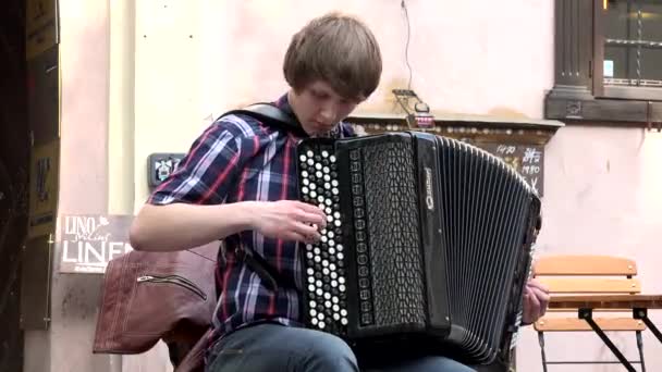 Buen chico hombre jugando con acordeón obtener aplausos en la calle día de la música — Vídeos de Stock