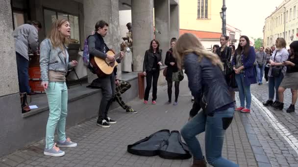 Mensen genieten van echt hartige straatmuzikanten prestaties. Meisje geven geld. — Stockvideo