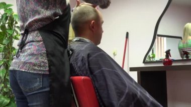 stilist kadın elleri salonda kısa müşteri adam kılları kesti. 4k