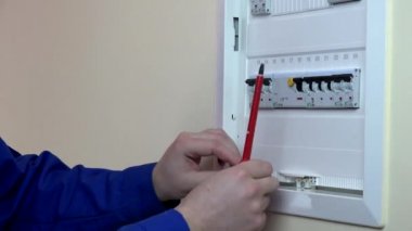 Yetenekli adam elleri bir devre kesici tamir.