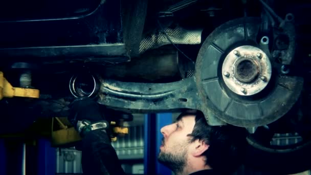 Mecánico renovar el sistema de frenos de un vehículo en un elevador de coche. Acercar . — Vídeos de Stock