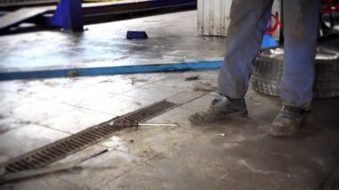 otomatik mekanik adam araba fren sistemi çalışmalarına. Yukarı eğimli.