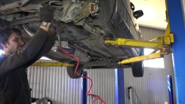 Makinist araba garajında tamir pnömatik anahtarı aracıyla portresi.