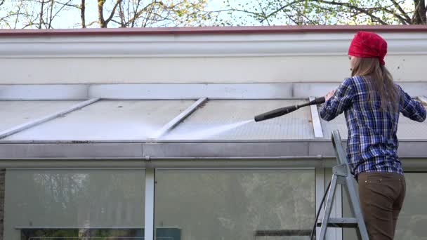 Lavage extérieur et nettoyage de bâtiments toit en verre avec jet d'eau haute pression . — Video