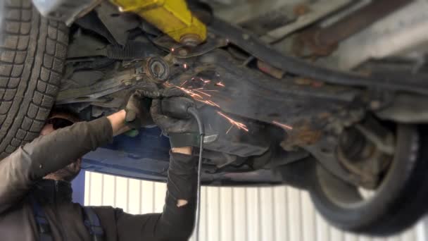 Fumée et étincelles provenant de la coupe de meuleuse métallique pièces d'auto usées . — Video