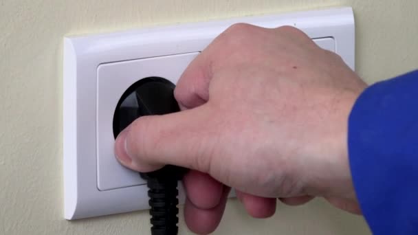 Hand trek draad van de stekker uit het stopcontact en steek kind veiligheid plug — Stockvideo