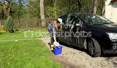 kadın sabunlu sünger ile siyah araba yıkama.