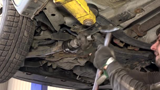 Jonge man auto repareren met hamer op het werk. — Stockvideo