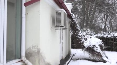 Isı pompası sistemi ev duvar altında kışın donmuş buz kazık. Yakınlaştırma inç 4k