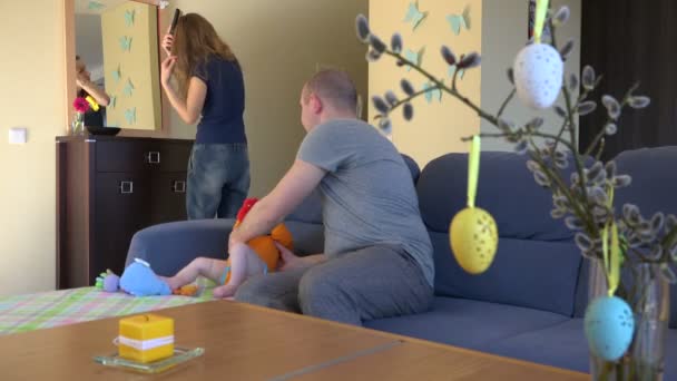 Femme brosse miroir de cheveux. Père avec bébé nouveau-né. 4K — Video