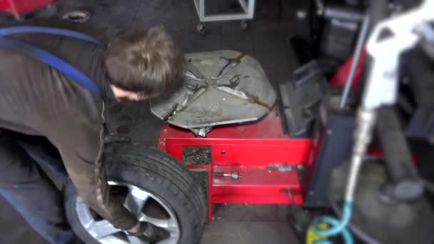 Mechaniker repariert Radreifen in Garage. — Stockvideo