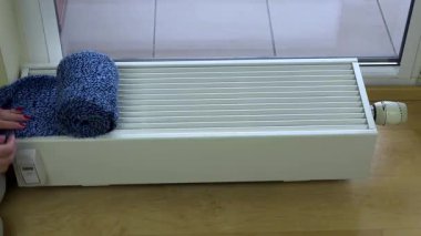 El radyatör eşarp mavi rulo. Sezon kavramı Isıtma için bekliyor.