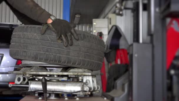Neumático de montaje hombre en llanta de rueda — Vídeos de Stock