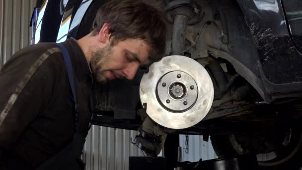 Man strengthen brake discs and pads — Stock Video