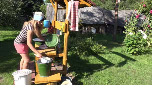 Ручное мытье рук в миске бедной крестьянкой во дворе фермерского дома. 4K — стоковое видео