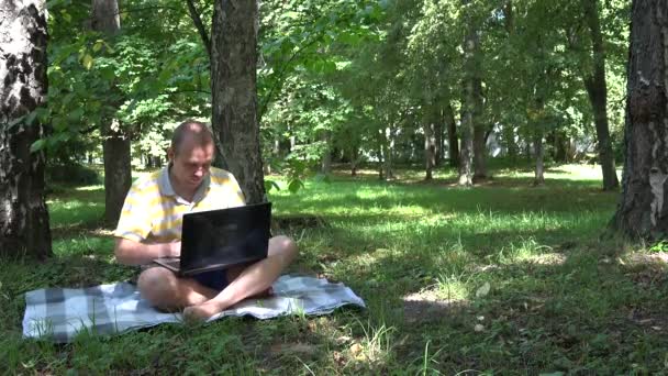 Фрилансер-самозанятый мужчина с помощью ноутбука. 4K — стоковое видео
