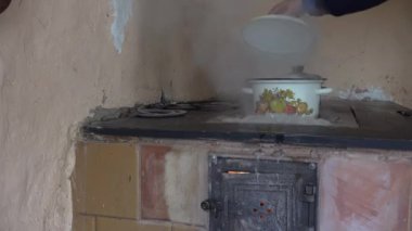 adam el sıcak akışı içinde mutfak ocağı kil pot kürsüye açın. 4k