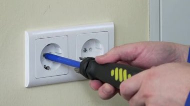 tornavida ile elektrikçi el closeup sökün çıkış