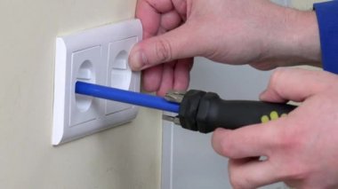 Elektrikçi el elektrikli duvar prizleri yüklemek