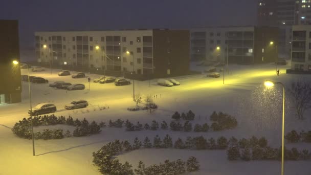 Modern, lapos apartmanház-negyed télen. — Stock videók