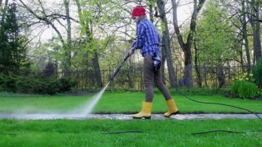 Yüksek basınçlı su jeti ile kız temizleme şeridi.