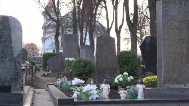 Mumlar mezarlık ve kilise küçük bir kasabada mezar taşları arasında yakmak. 4k