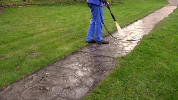 Beton yol yıkayıcı basınç ile yıkama adam — Stok video