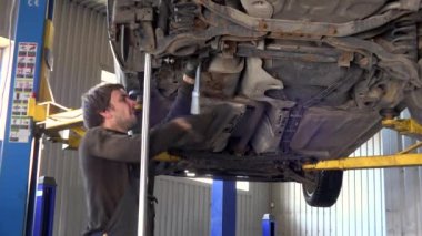 Araba tamircisi somun anahtarı ile sıkın kaldırdı otomobil tamiri, araba