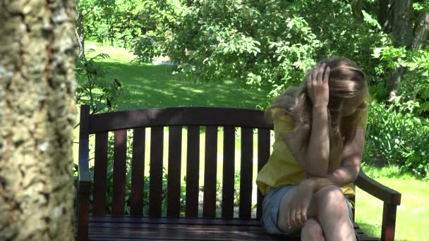 Grzeszne mąż mężczyzna jego zły żona prosić o przebaczenie. 4k — Wideo stockowe