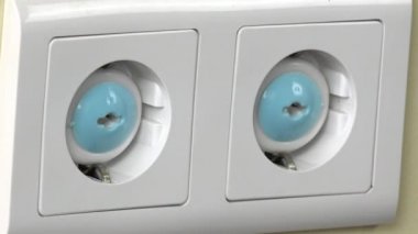 El elektrik soketine ve duvar Emanet fişleri kaldırmak