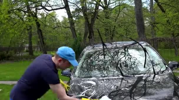 Ouvrier laveur d'automobiles en plein air. Coup de main . — Video