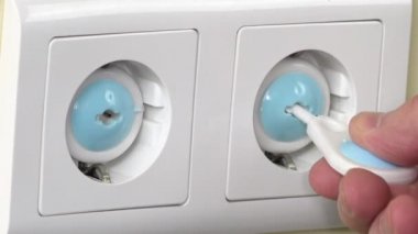 El Emanet fişi elektrik soketten çıkarın ve şarj cihazı takın