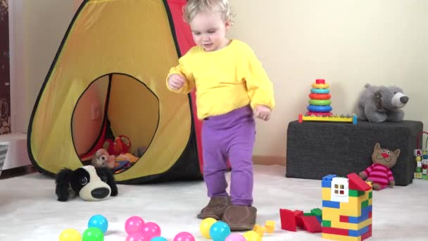 Şirin Bebek kız yürümek büyük baba terlik ile evde oyuncaklar arasında. — Stok video