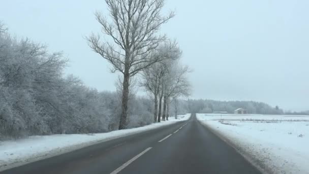 Дорога внутри деревни покрыта белым снегом после снежной бури. 4K — стоковое видео