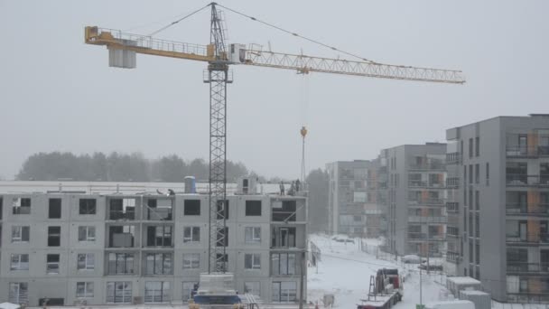 Queda de neve dramática e trabalho de construtores de canteiros de obras — Vídeo de Stock