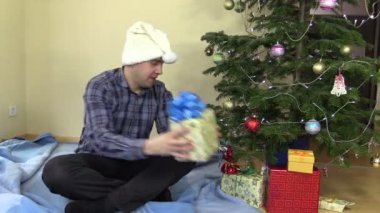 Komik aile babası hediye kutusu yakalamak ve Noel ağacının altında koymak