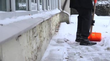 Adam temiz kar kış zamanında bir kürek ile. 4k