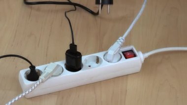 eller uzantısı anahtarının ahşap zemin üzerinde tel fişler bağlanmak.