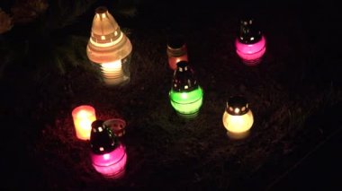 Mezarlık renkli mumlar yanan ile gece. Dışarı odaklanmak. 4k