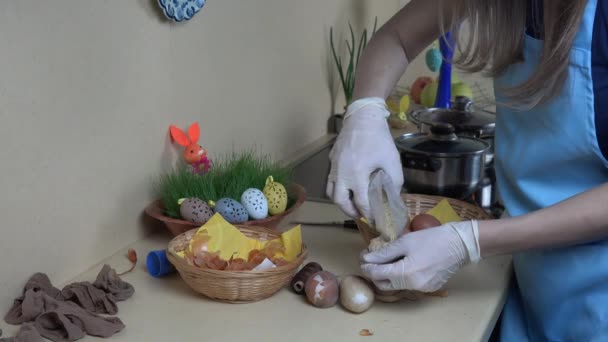 Usando cascas de arroz e cebola para pintar ovos de Páscoa — Vídeo de Stock