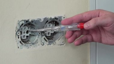 Elektrikçi el kontrol bir fiş priz Elektrik voltajı .