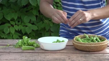 el kabuk bezelye pod ahşap masa açık tabakta. 4k