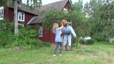 kadın korkuluk çilek kuşlardan korumak için kiraz ağacı üzerinde durmak. 4k