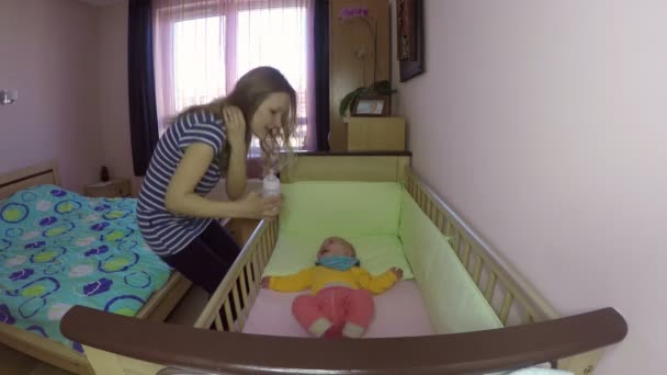 母は、ミルク パウダーのボトルと新生児の女の子をフィードしました。4 k — ストック動画