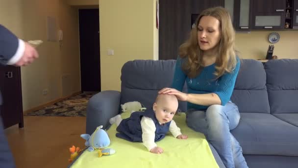 Moeder en baby spelen. Koude vader laat geld. 4k — Stockvideo