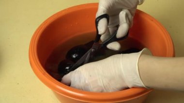 Paskalya yumurta soğan kabukları evde ile geleneksel boyama.