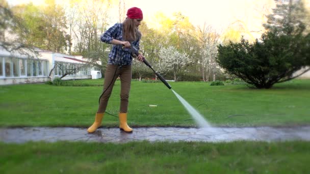 Huisvrouw vrouw wassen pad in huis-Tuin. — Stockvideo