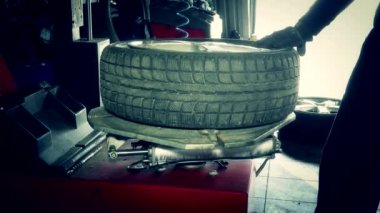 Araba tamircisi lastik jant özel ekipman ile kaldırma.