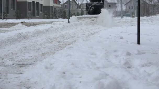 Roboczy czyści śniegu z chodników z dmuchawa do śniegu maszyny po burzy śnieżnej. 4k — Wideo stockowe