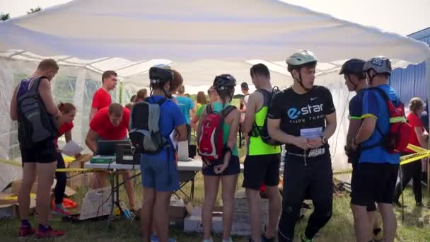 Молодые люди в защитных шлемах участвуют в соревнованиях по ориентированию . — стоковое видео